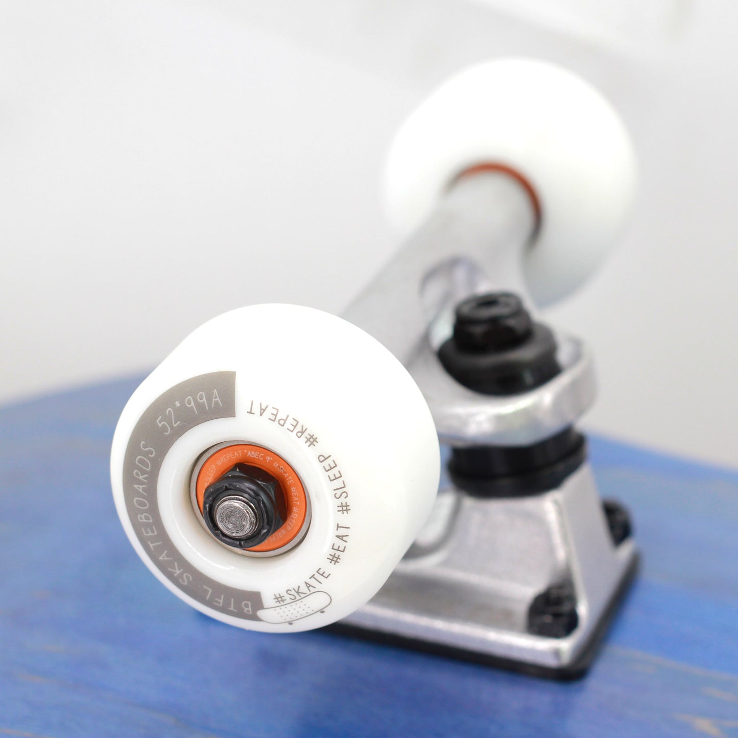BTFL Komplett Skateboard Rollen im Detail mit orangefarbenen Kugellagern