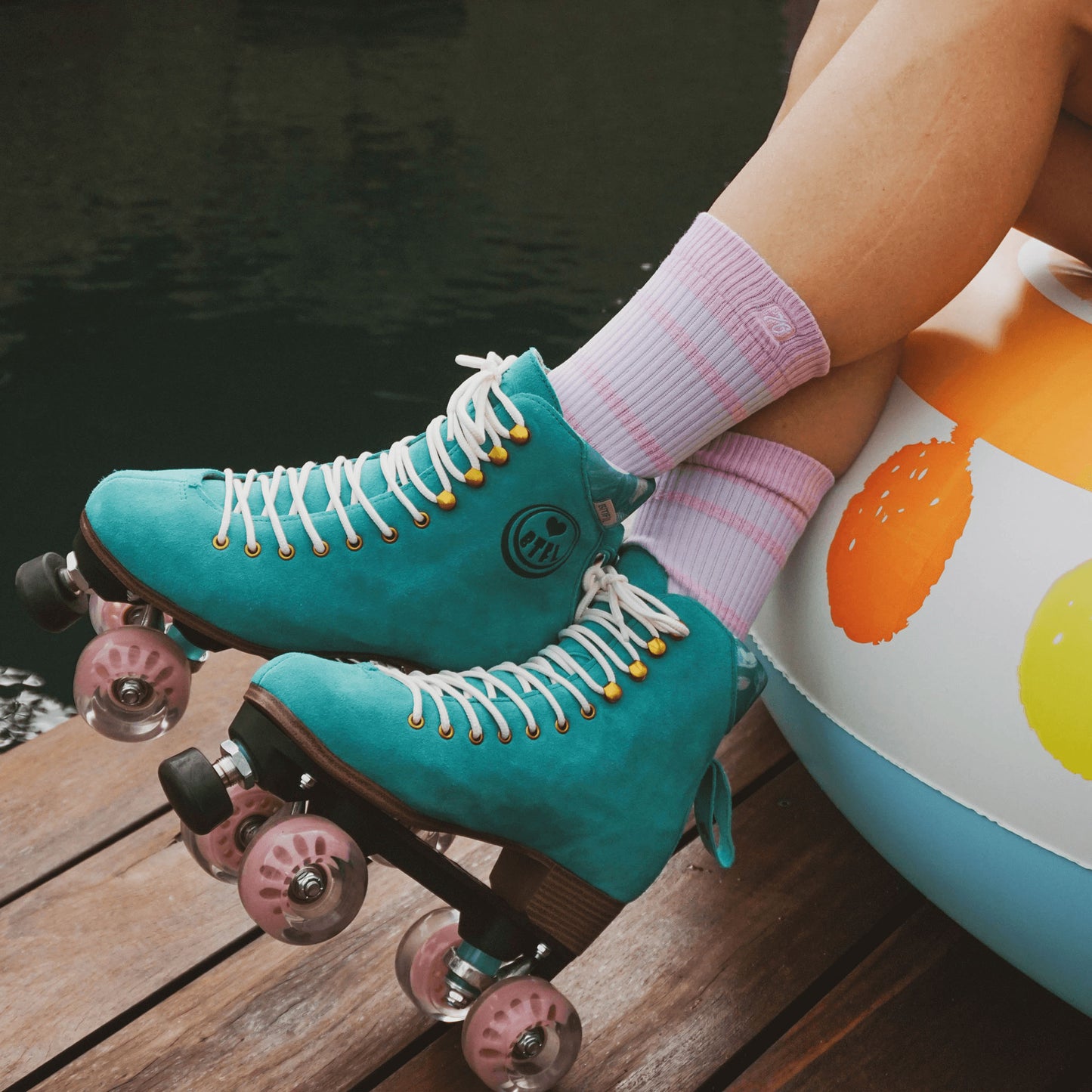 Rollschuhe an einem Damen Bein