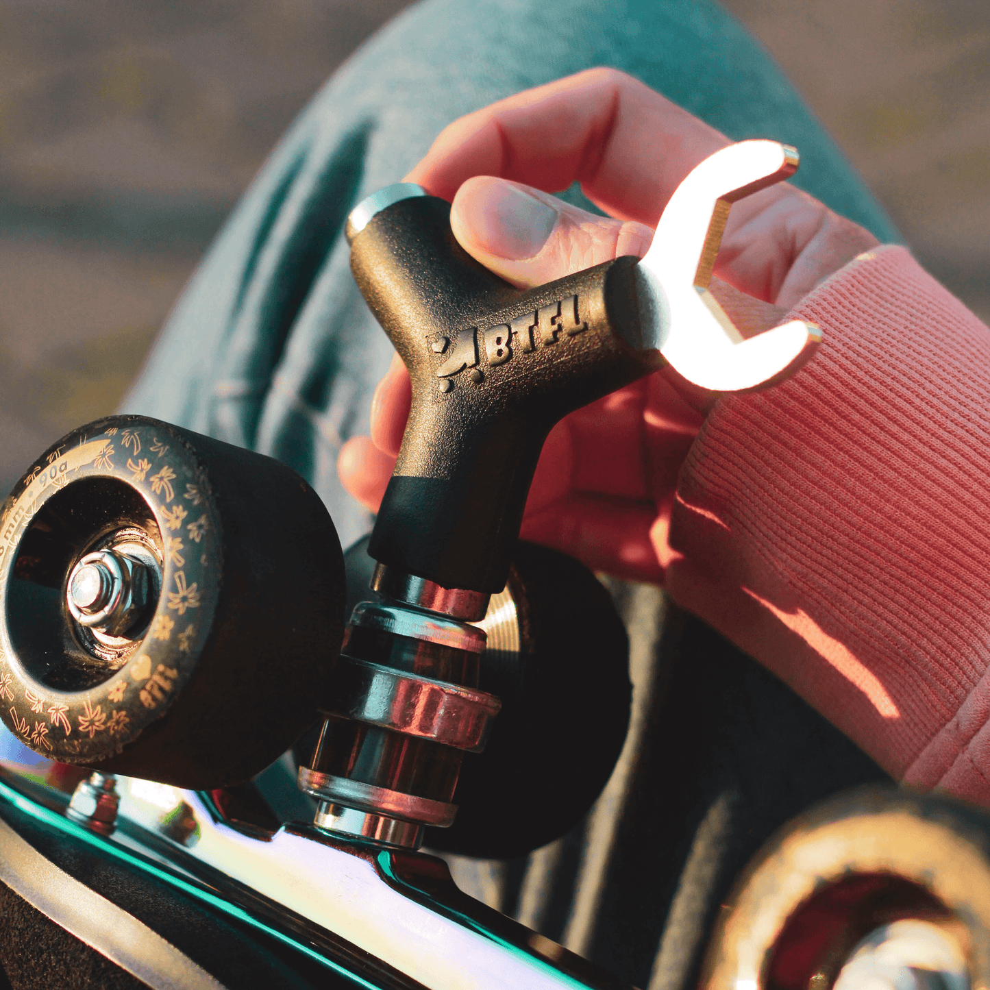 Skate Tool für Rollschuhe stellt eine Kingpin Mutter ein