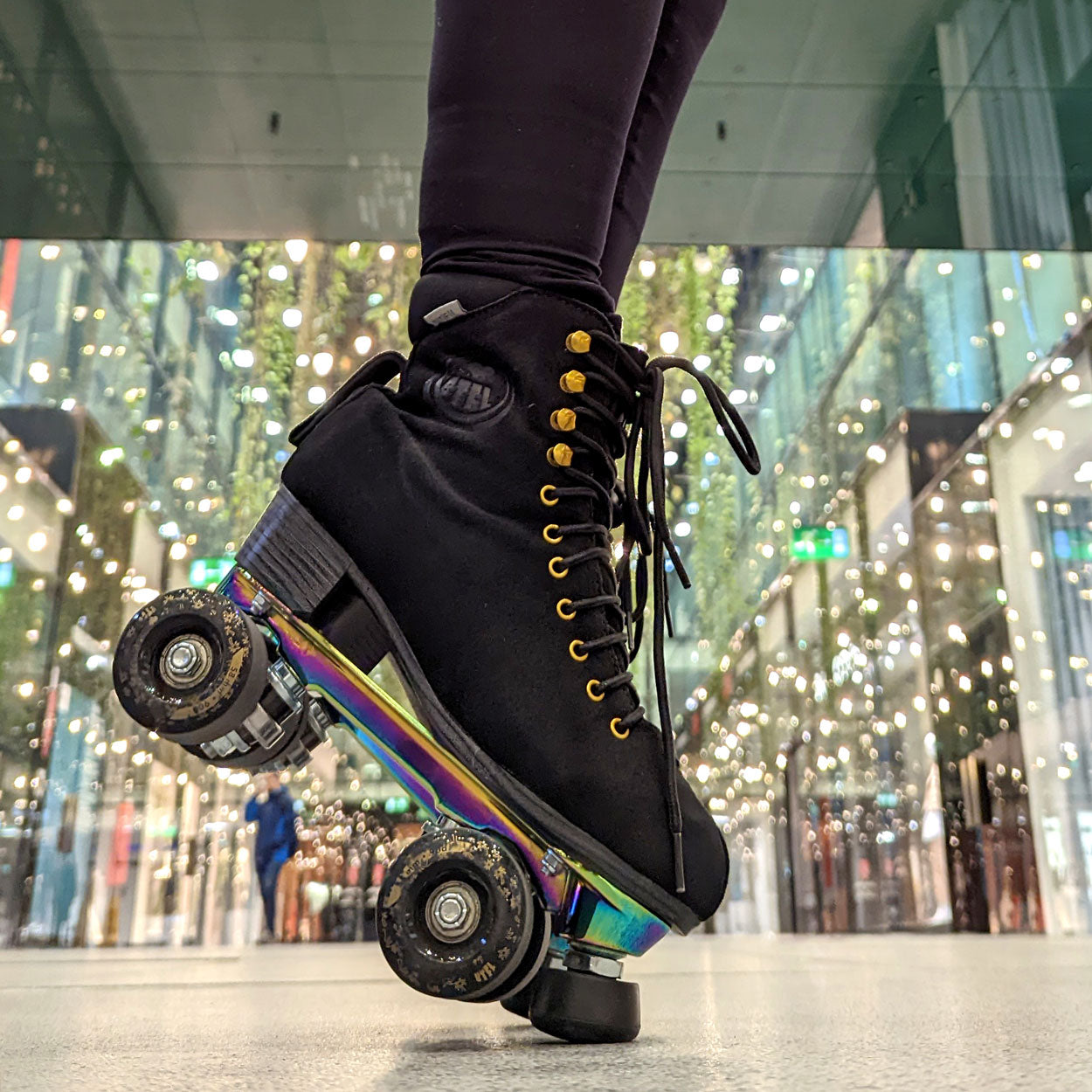 Rollschuhe schwarz mit verstellbarem Stepper in einer Einkaufsmall