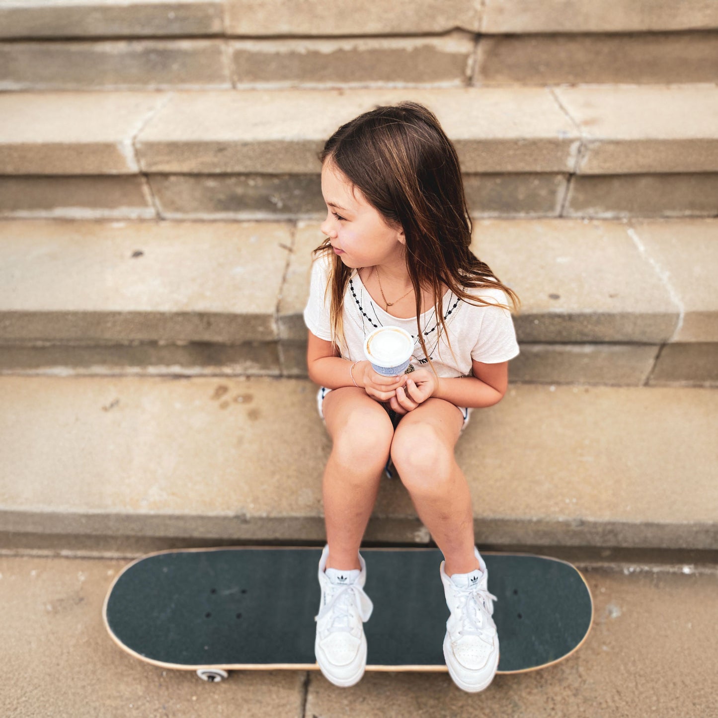 Bild von einer kleinen Fahrerin mit ihrem Mini Skateboard