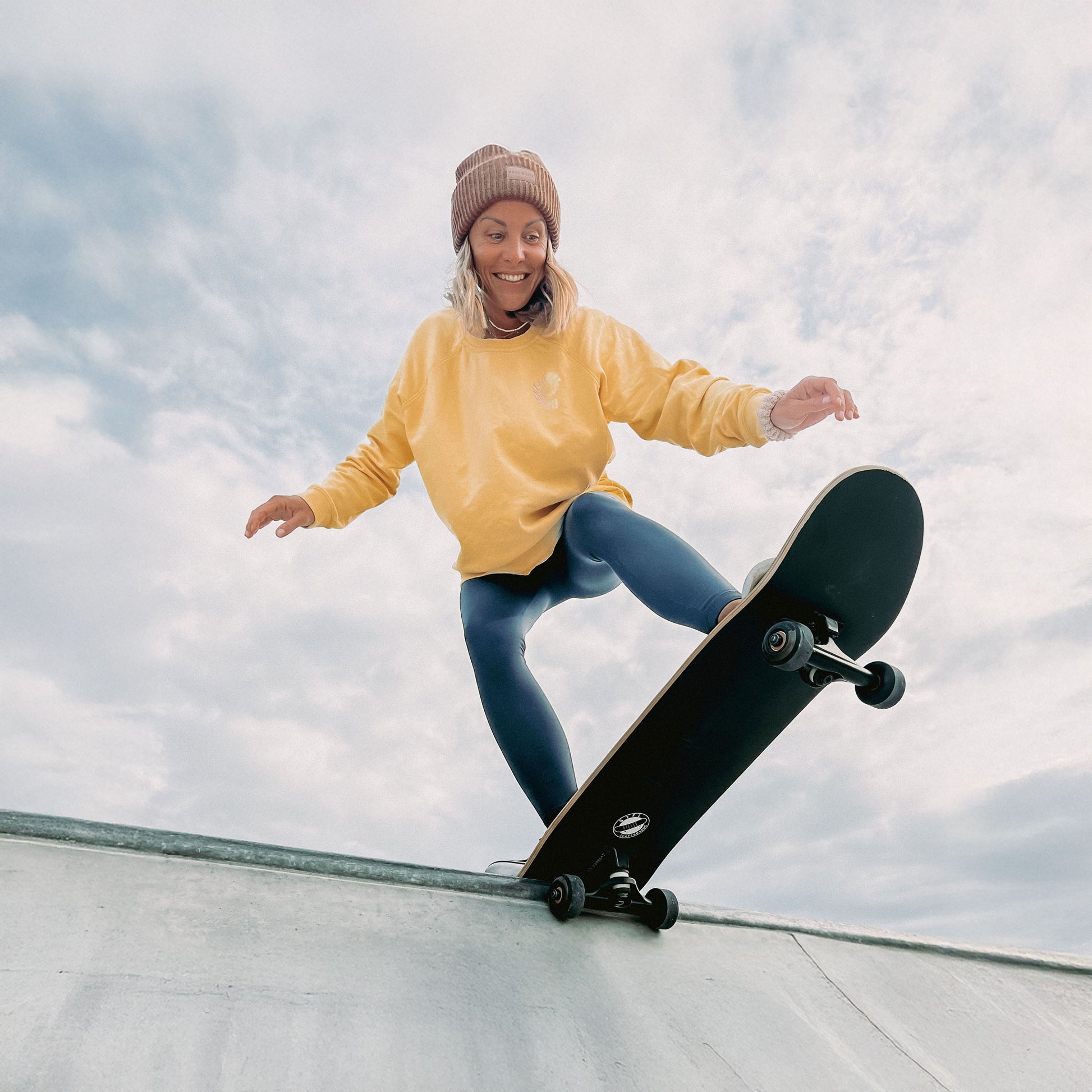 Eine Frau skatet Schwarzes Skateboard von BTFL in der Bowl.