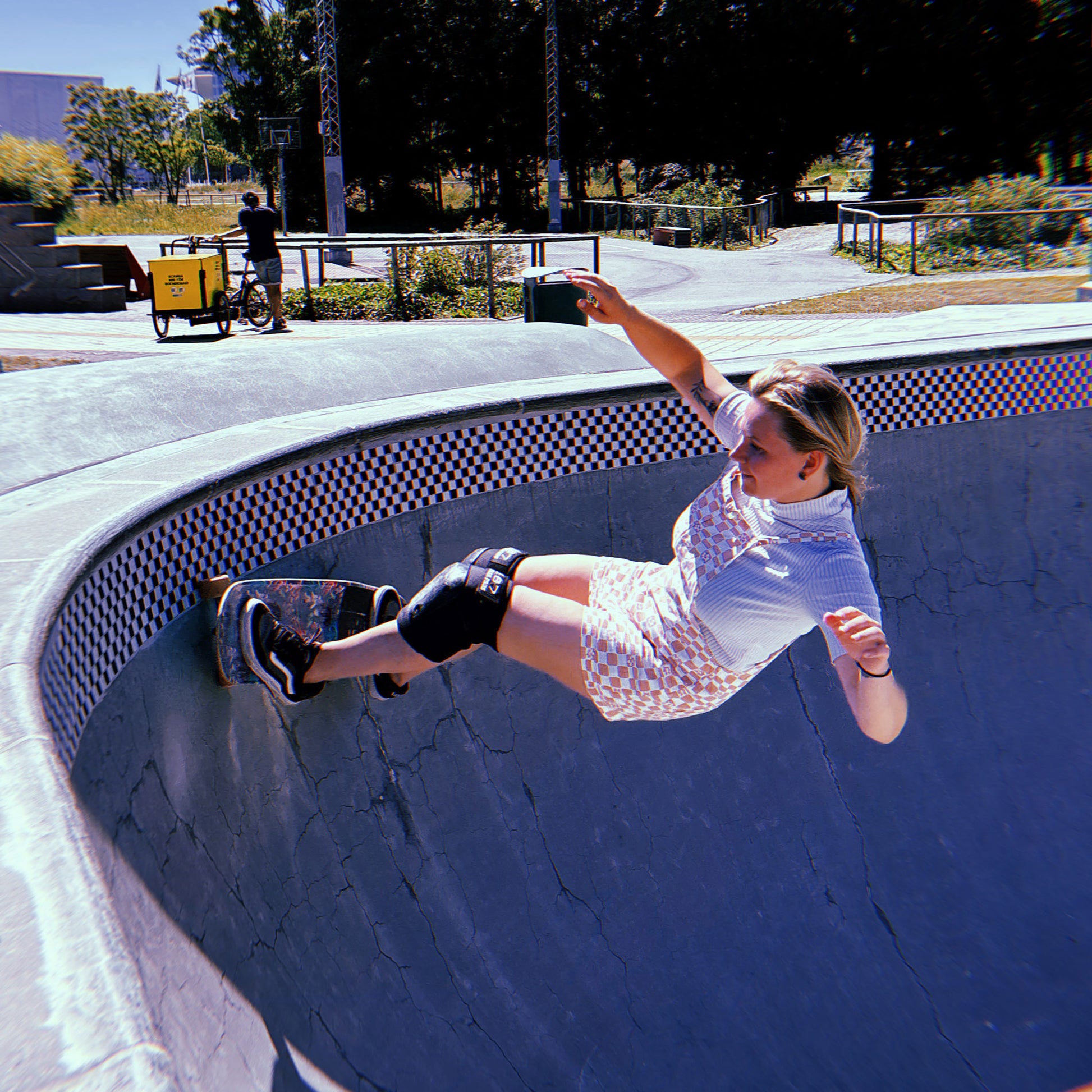 Teamfahrerin Kim auf dem Surf Skateboard Liv in einer Bowl